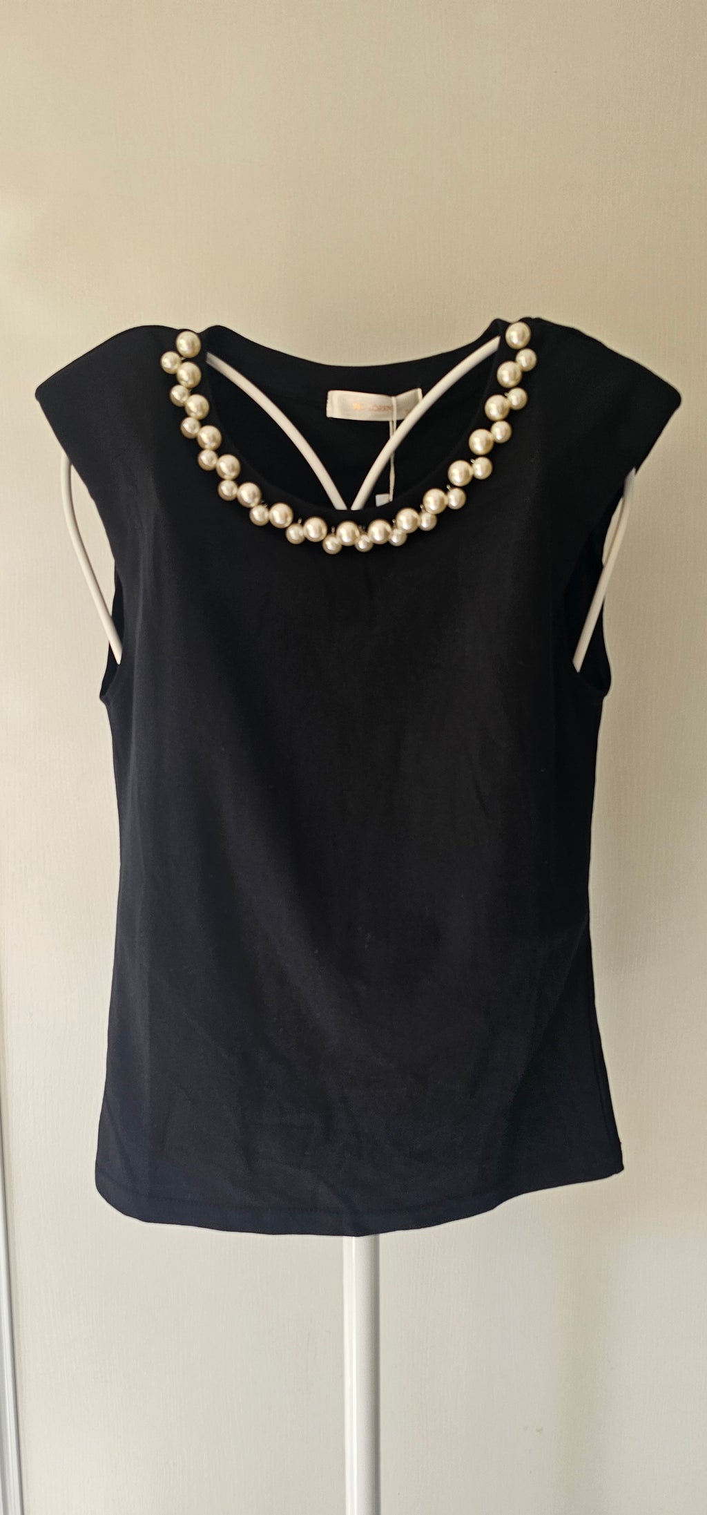 Top Noir avec Perles & Épaulettes