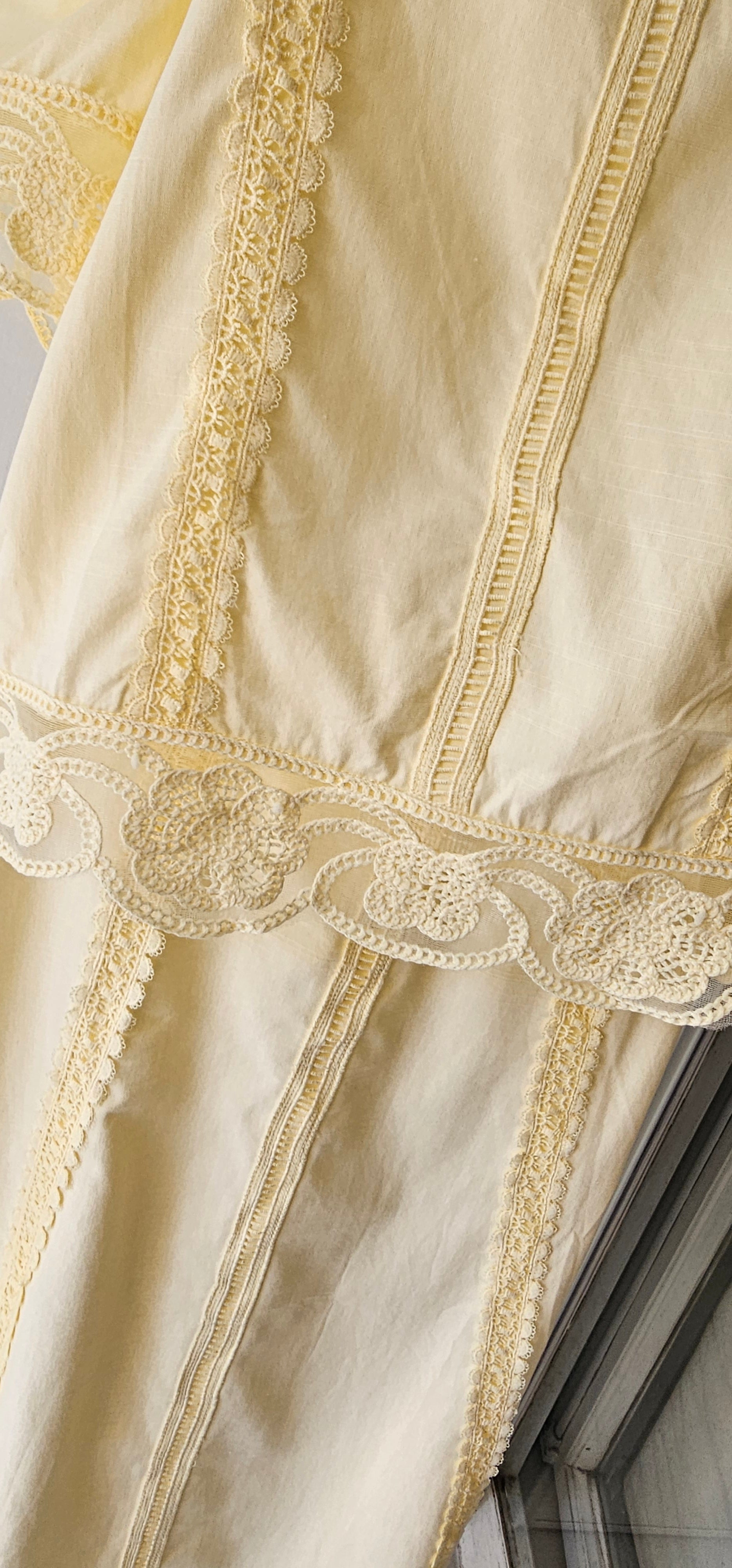 Ensemble Jupe & Blouse Jaune Claire en Dentelle