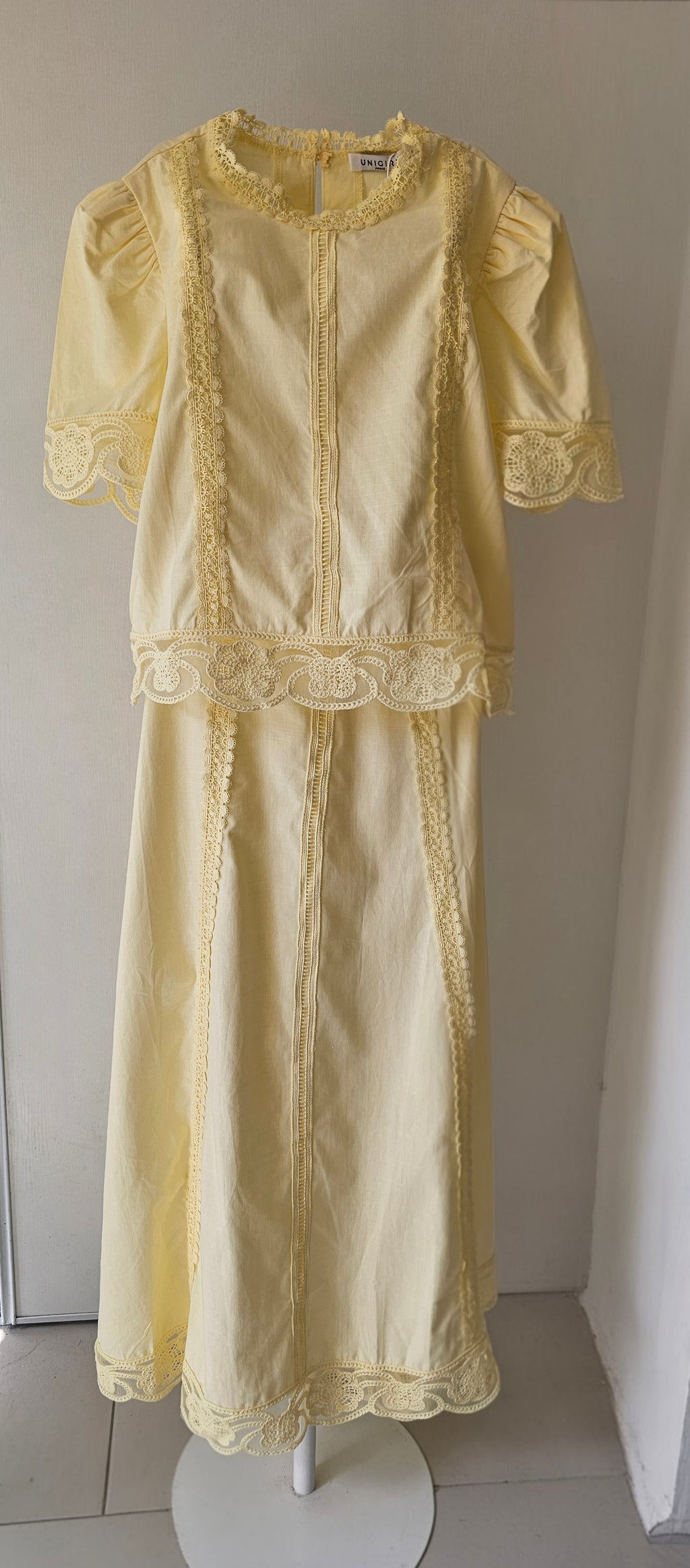 Ensemble Jupe & Blouse Jaune Claire en Dentelle