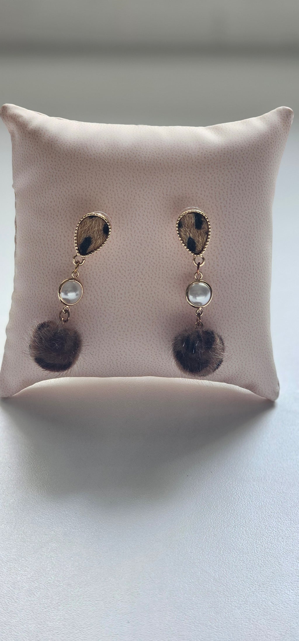 Boucles d'Oreilles Pompons Léopard & Perle – Pendantes Dorées