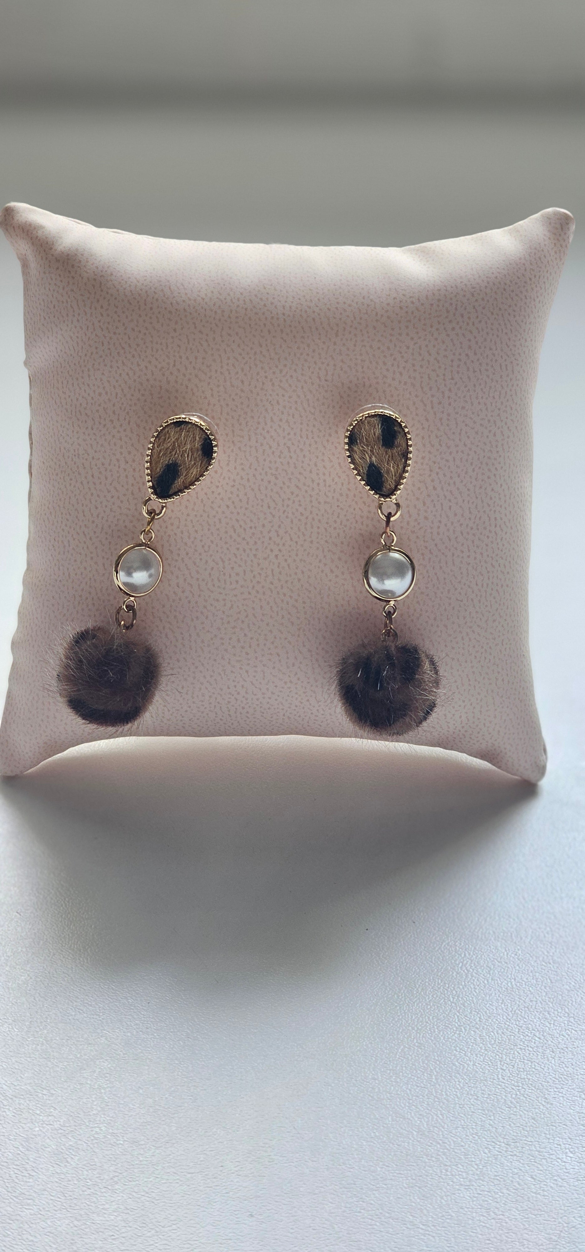 Boucles d'Oreilles Pompons Léopard & Perle – Pendantes Dorées