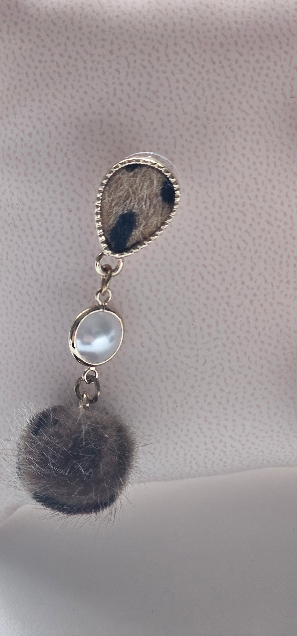 Boucles d'Oreilles Pompons Léopard & Perle – Pendantes Dorées