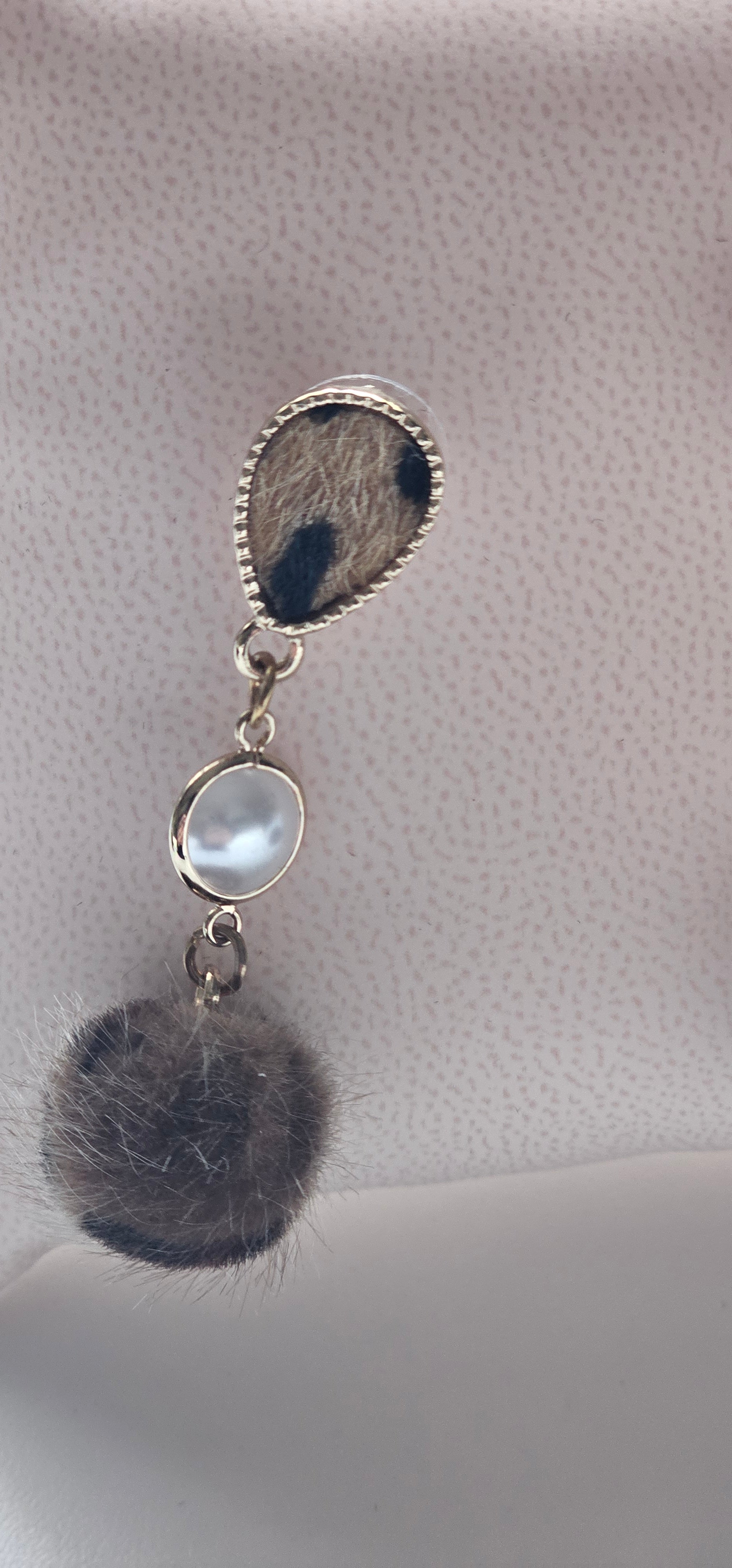 Boucles d'Oreilles Pompons Léopard & Perle – Pendantes Dorées