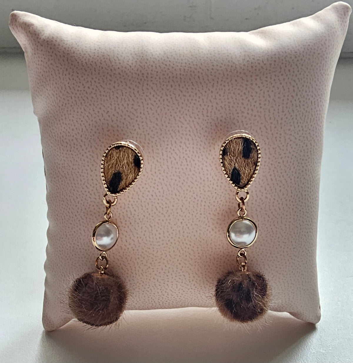 Boucles d'oreilles pendantes dorées pompons léopard et perle nacrée