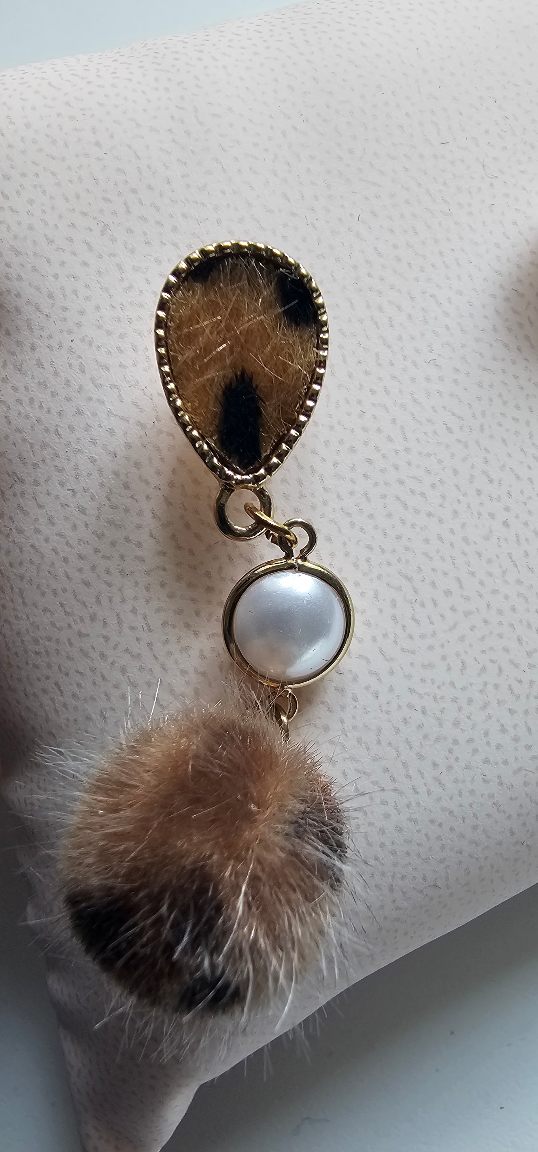 Boucles d'Oreilles Pompons Léopard & Perle – Pendantes Dorées