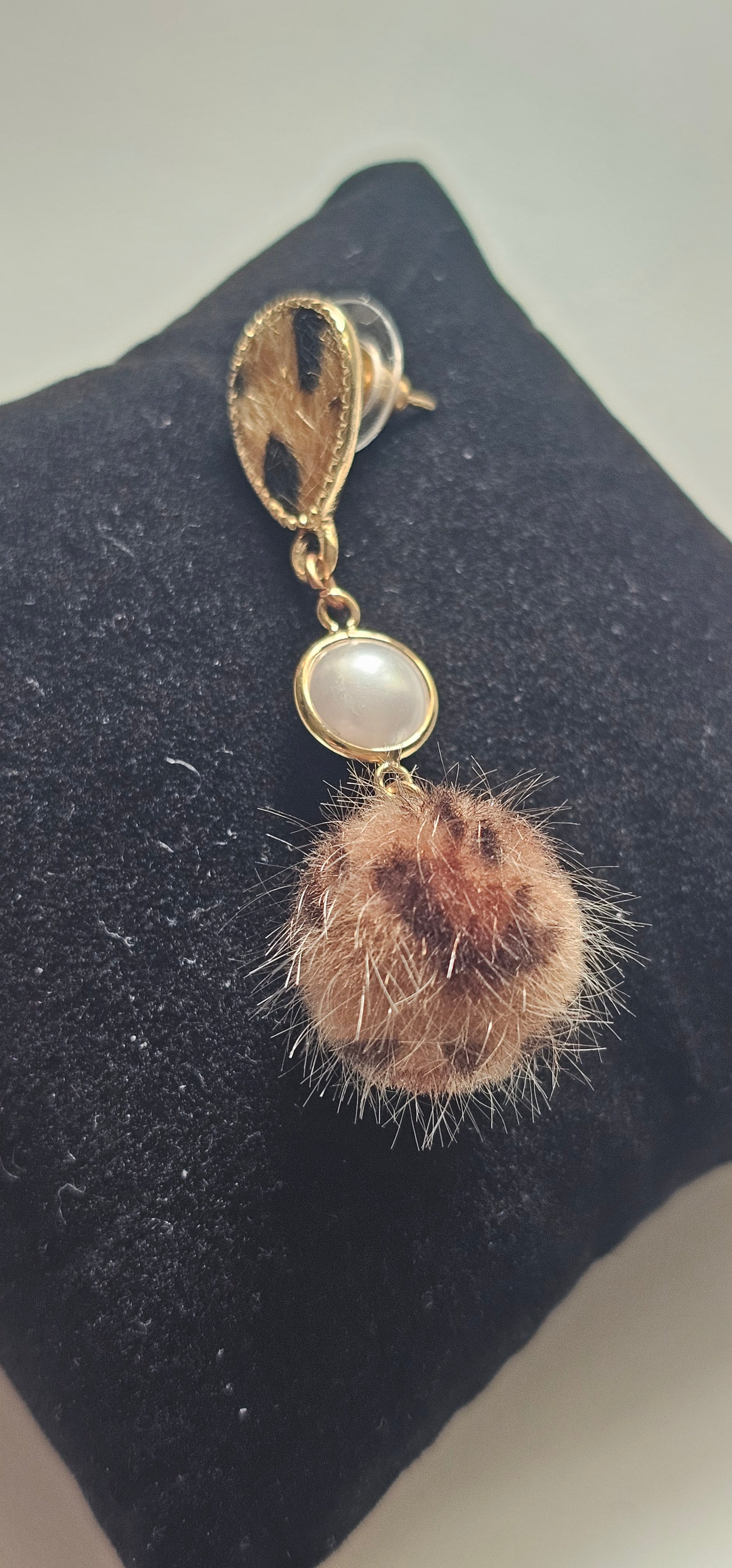 Boucles d'Oreilles Pompons Léopard & Perle – Pendantes Dorées