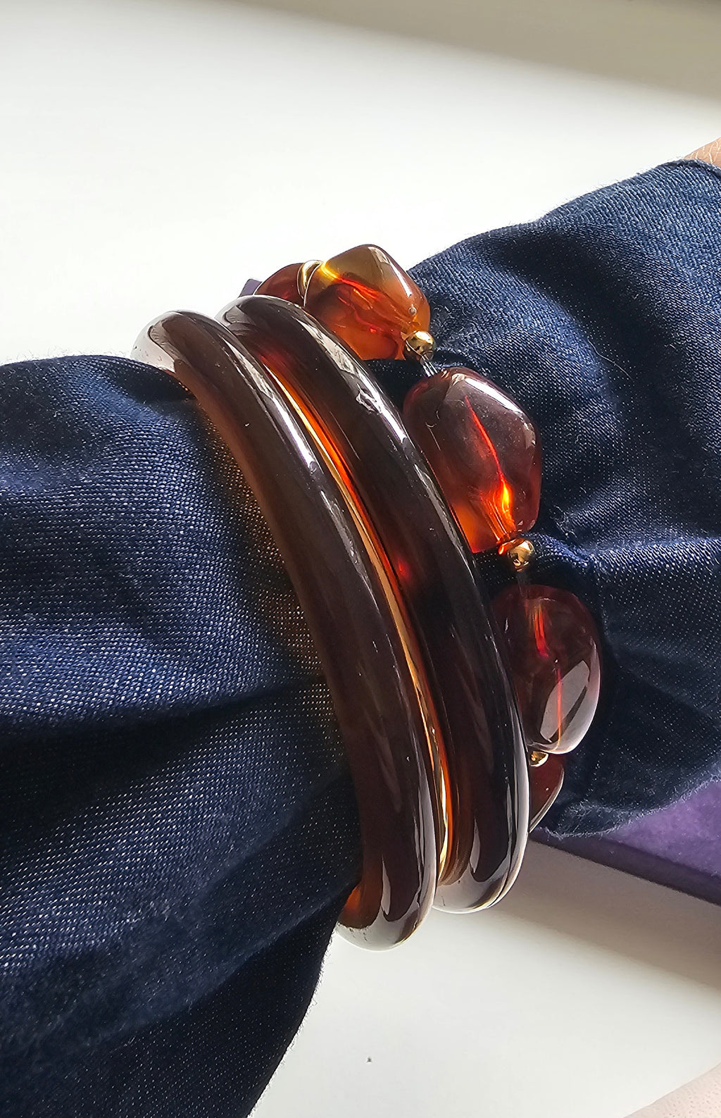 Set de 4 Joncs – Écaille Tortue, Perles Ambre & Doré