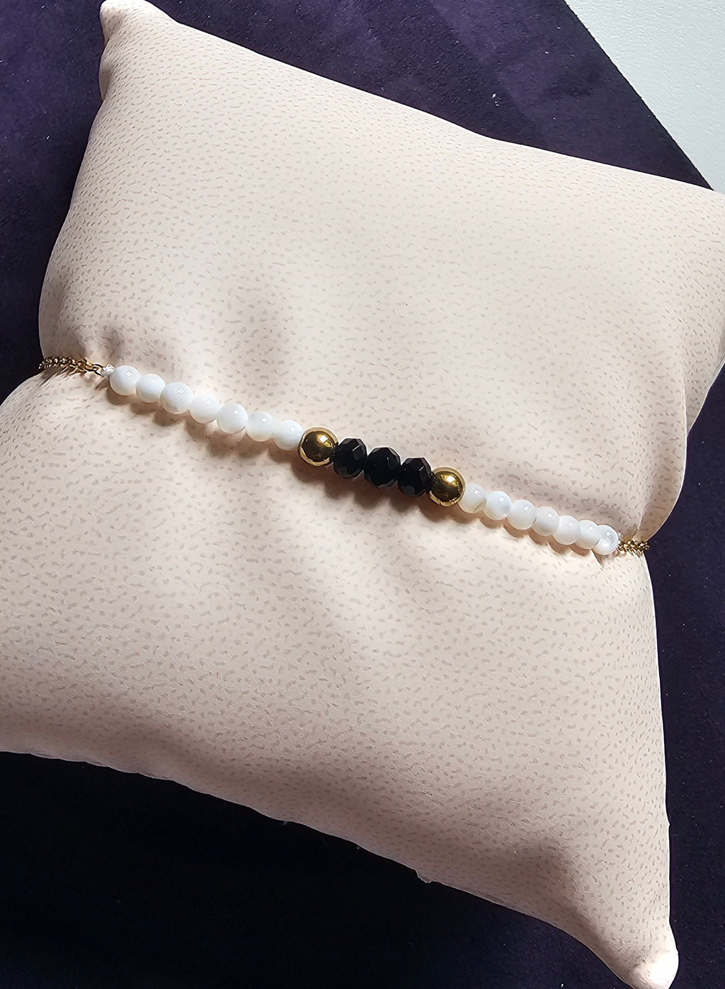 Bracelet Perles Blanches Facettées & Accents Noirs Dorés