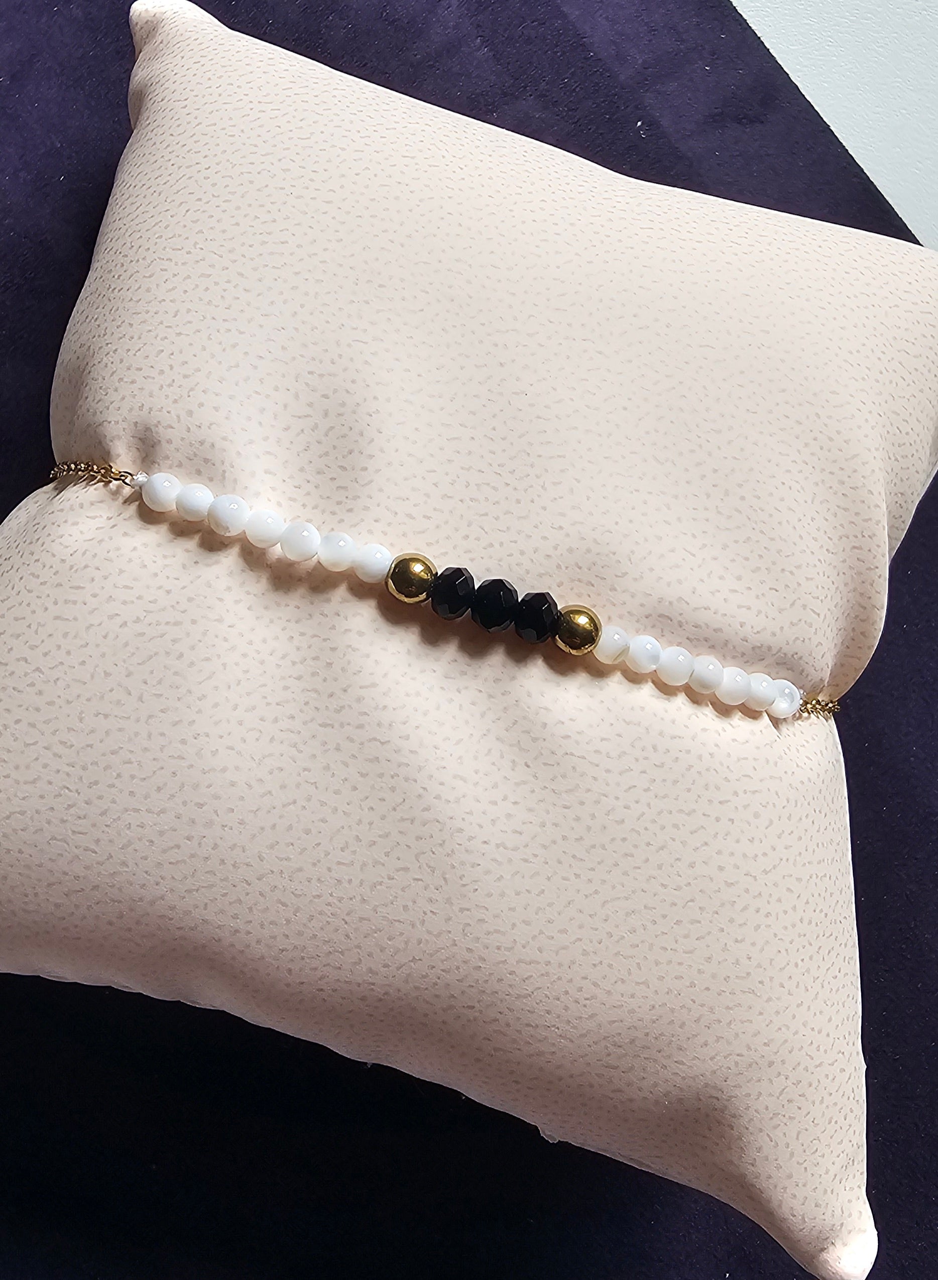 Bracelet Perles Blanches Facettées & Accents Noirs Dorés