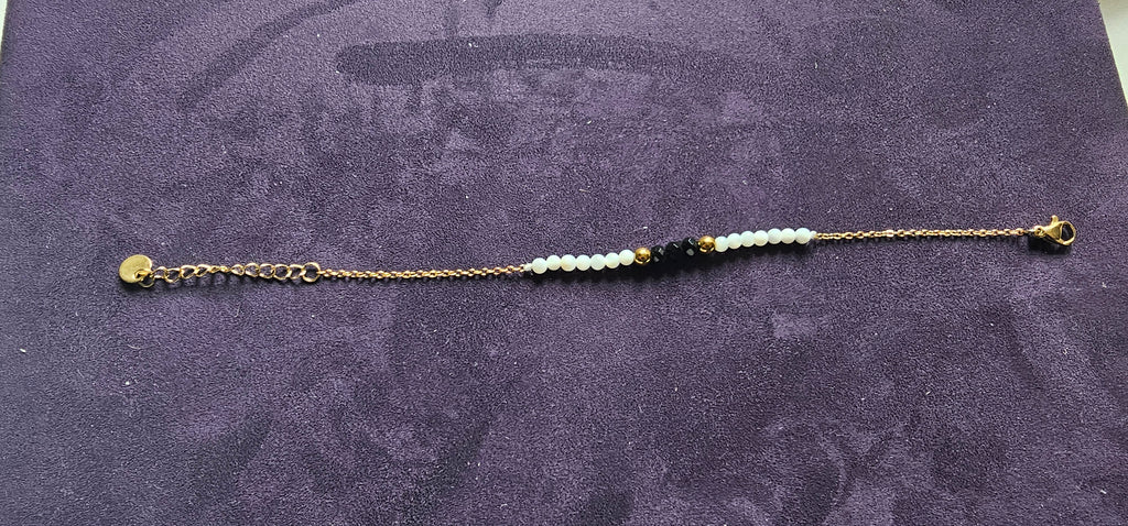 Bracelet Perles Blanches Facettées & Accents Noirs Dorés