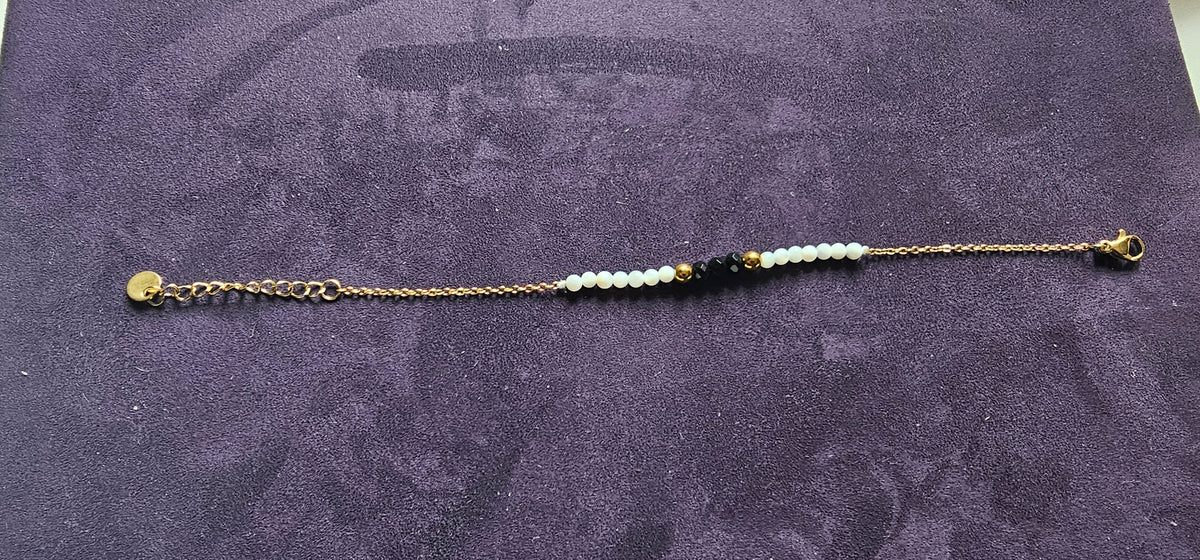 Bracelet Perles Blanches Facettées & Accents Noirs Dorés