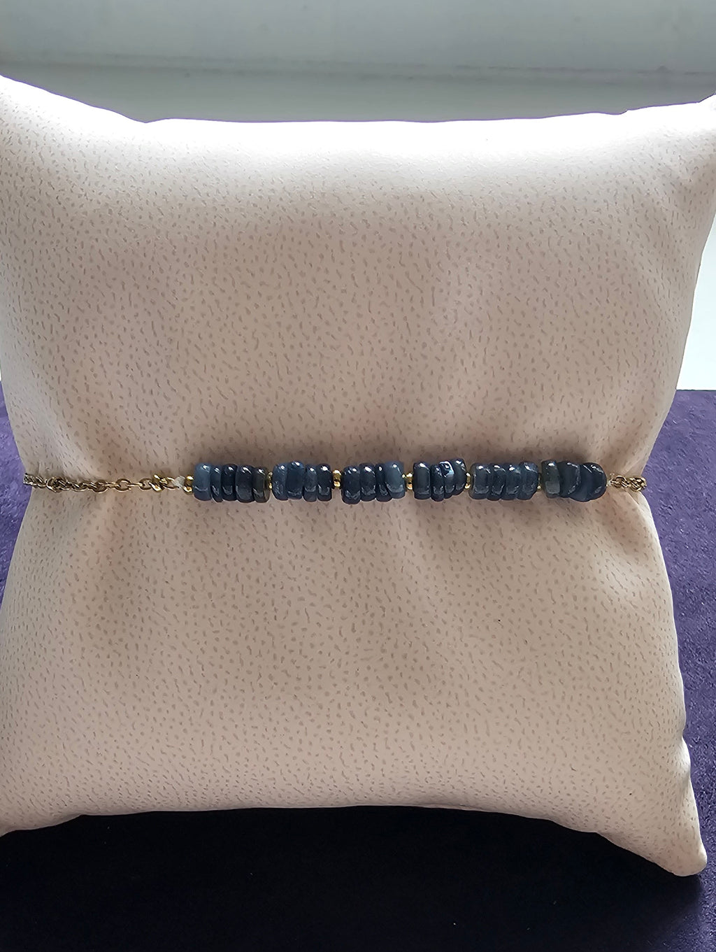 Bracelet chaîne dorée avec rondelles de pierres naturelles bleues ardoise irrégulières