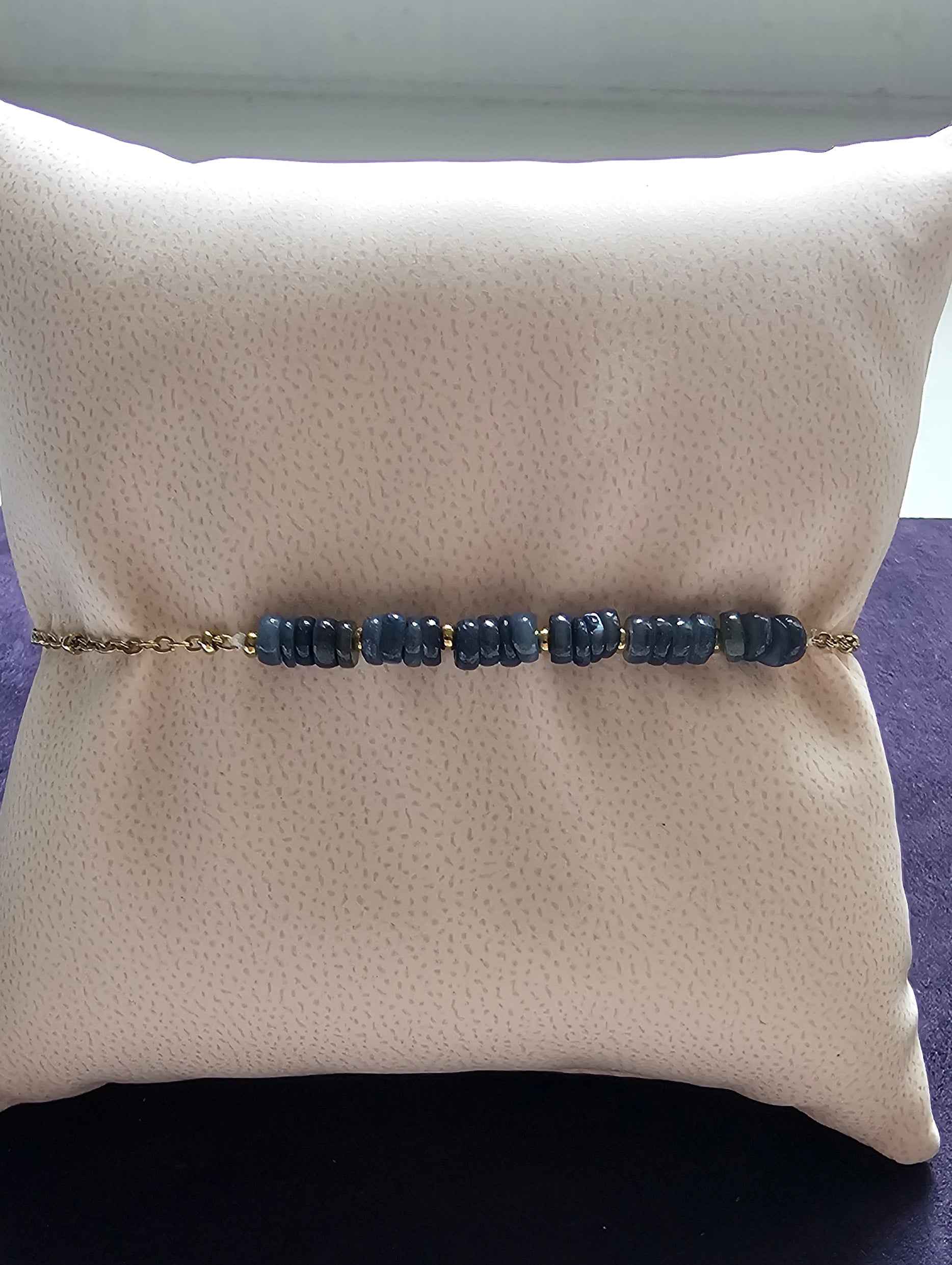 Bracelet chaîne dorée avec rondelles de pierres naturelles bleues ardoise irrégulières