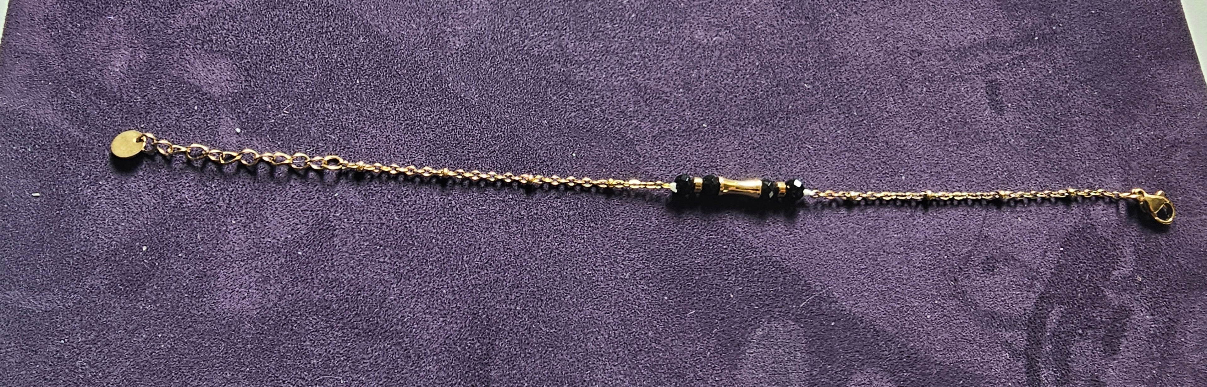 Bracelet Chaîne Dorée – Tube Doré Central & Cristaux Noirs Facettés