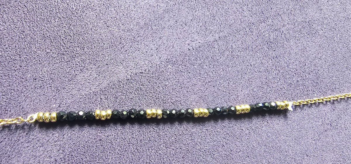 Bracelet Fin – Micro-Cristaux Noirs Facettés & Billes Dorées Alternées