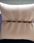 Bracelet ultra-fin micro-cristaux noirs facettés alternés avec micro-billes rondes dorées