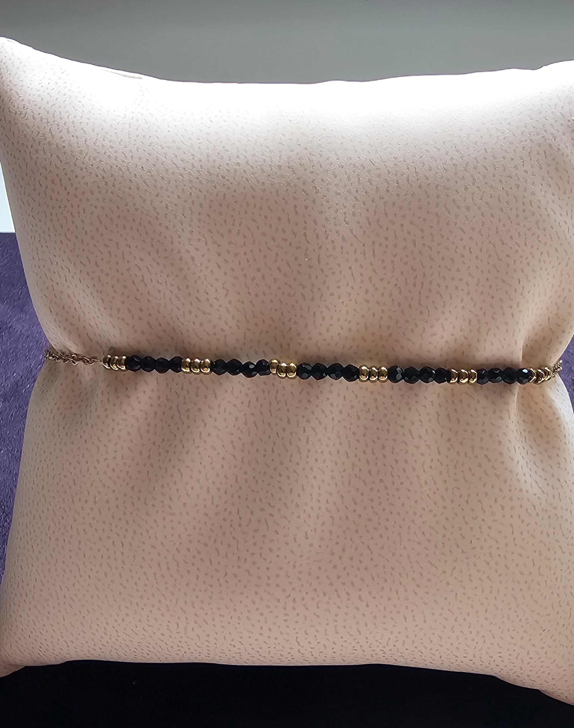 Bracelet ultra-fin micro-cristaux noirs facettés alternés avec micro-billes rondes dorées