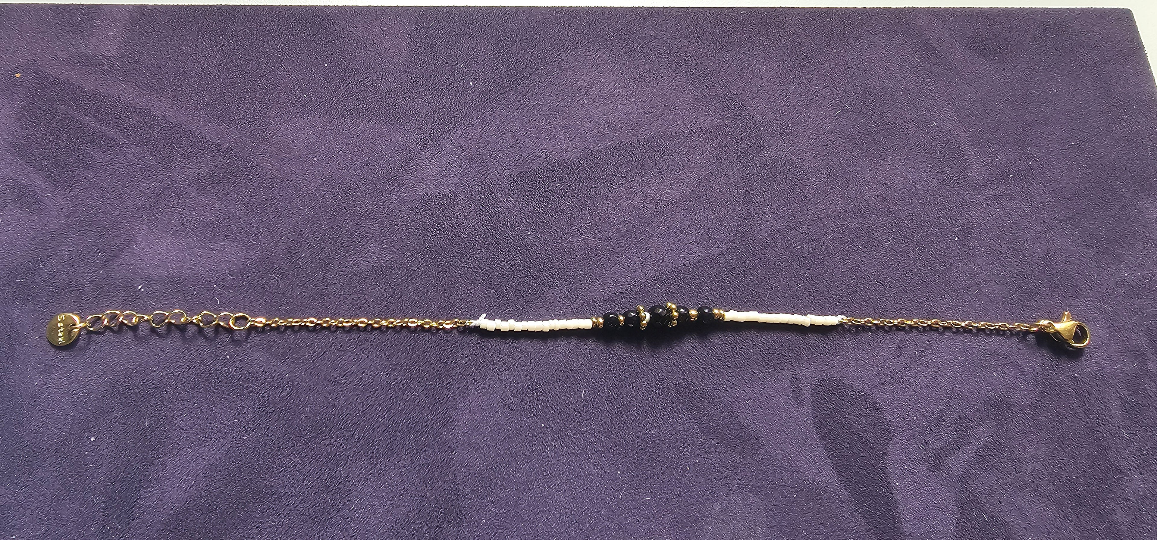 Bracelet Chaîne Dorée – Pierres Noires Serties & Séparateurs Dorés