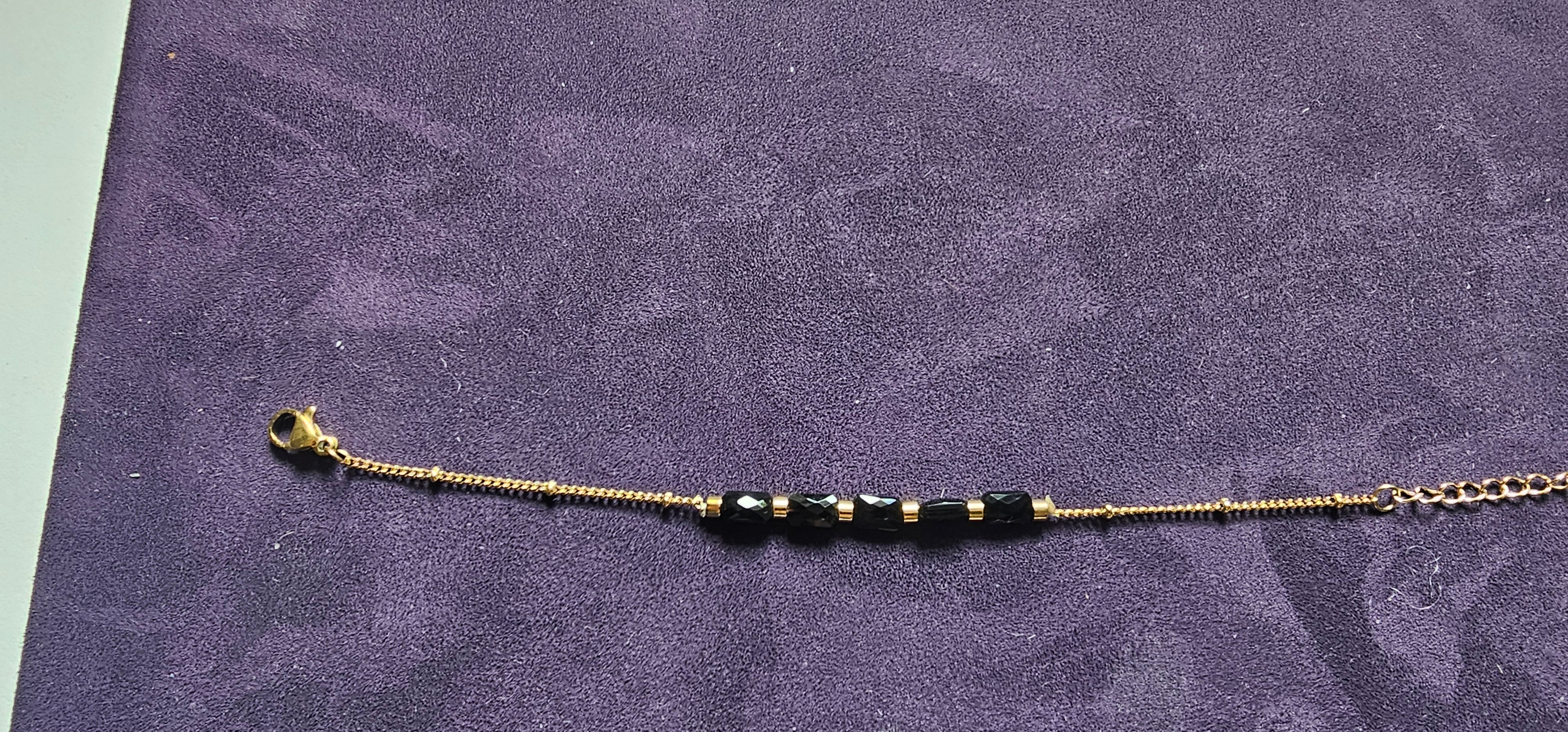 Bracelet Chaîne Dorée – Pierres Noires Rectangulaires Facettées