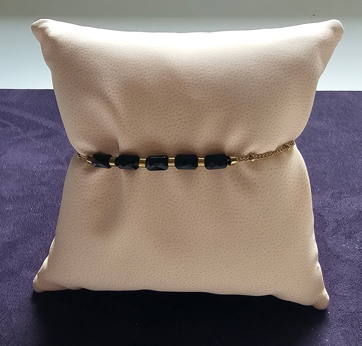 Bracelet chaîne dorée gourmette avec pierres noires rectangulaires facettées et tubes dorés sans nickel