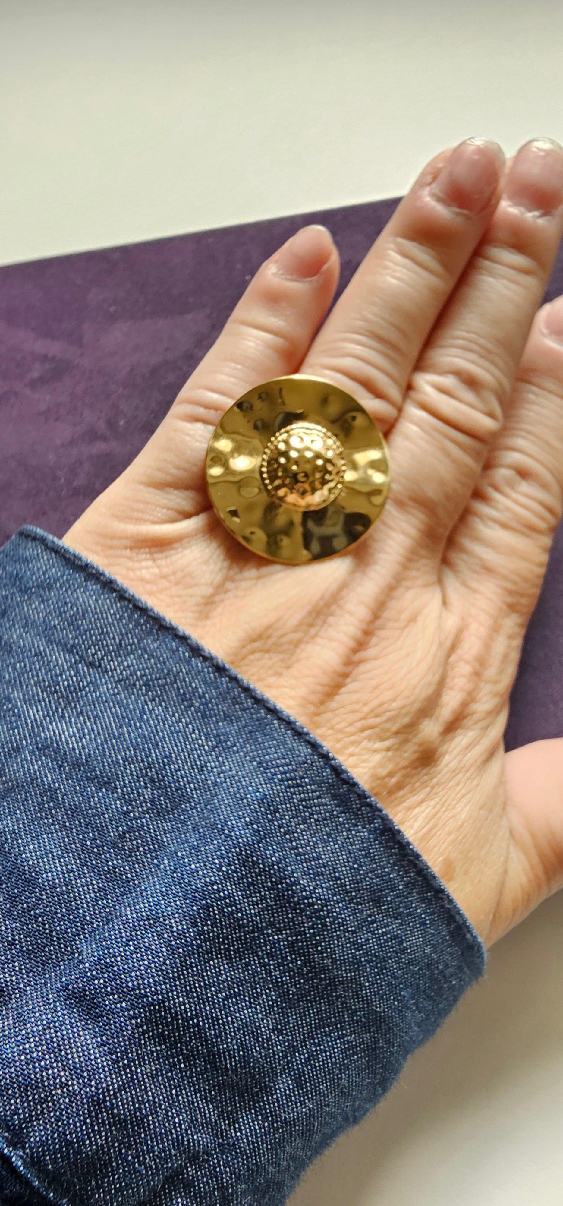 Bague Plateau Doré – Chevalière Martelée Ajustable Oversize