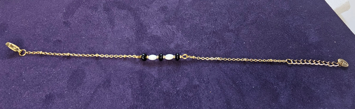 Bracelet Chaîne Dorée – Perles Noir & Blanc Alternées