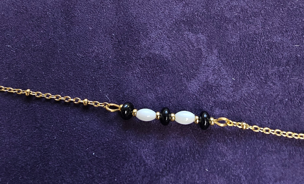 Bracelet Chaîne Dorée – Perles Noir & Blanc Alternées