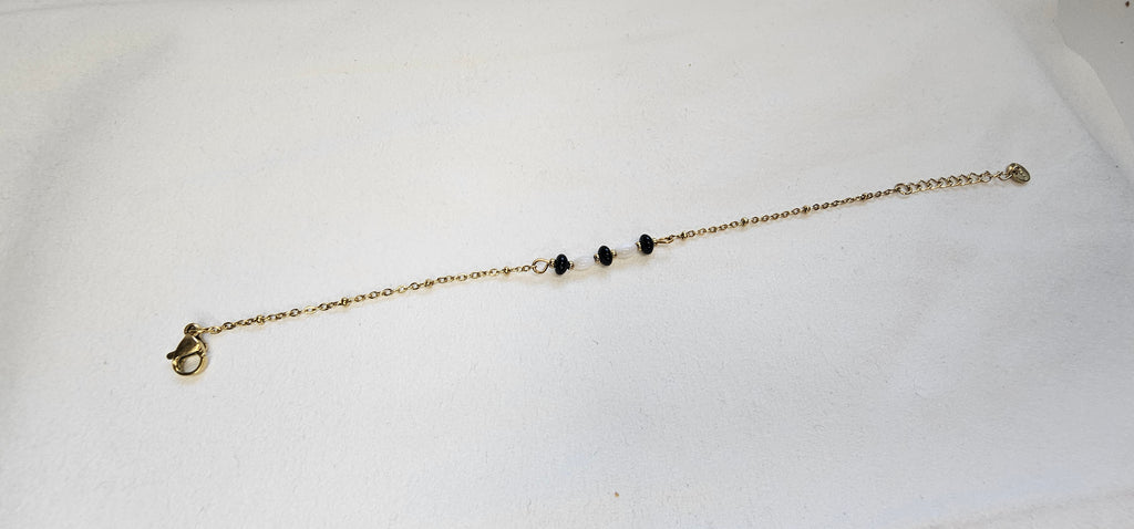 Bracelet Chaîne Dorée – Perles Noir & Blanc Alternées