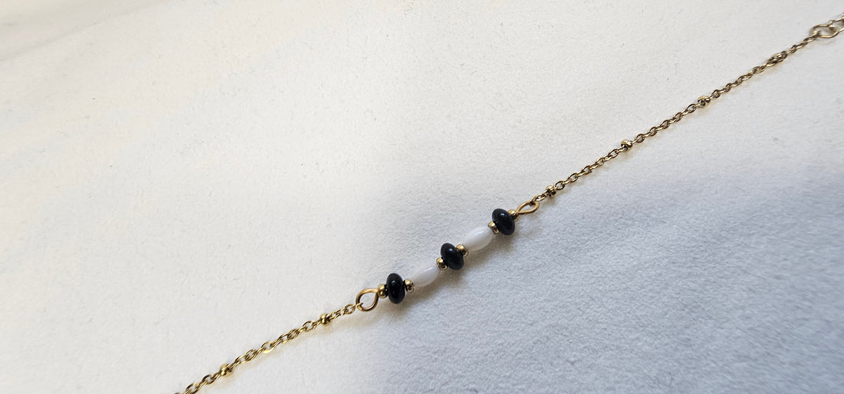 Bracelet Chaîne Dorée – Perles Noir & Blanc Alternées