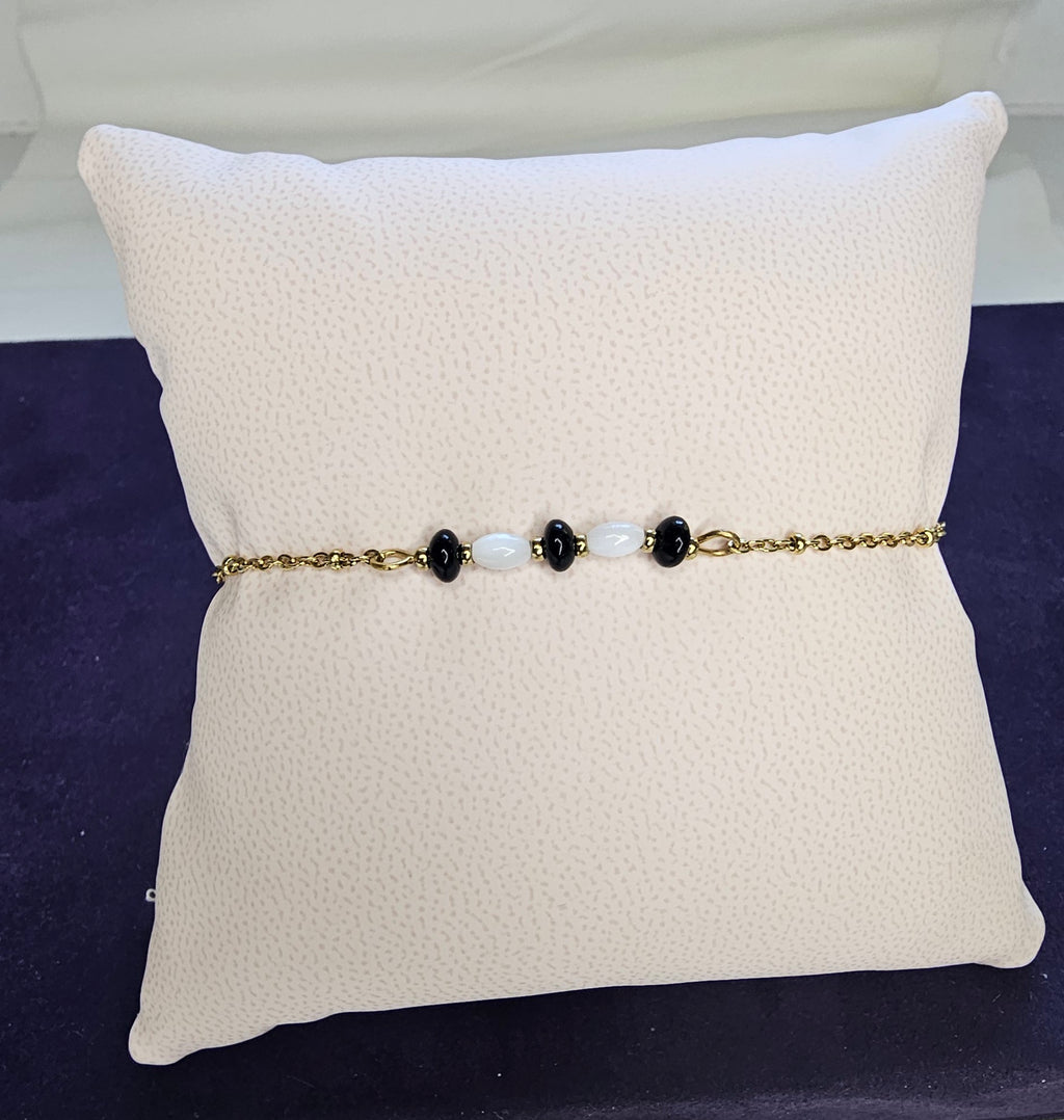 Bracelet Chaîne Dorée – Perles Noir & Blanc Alternées