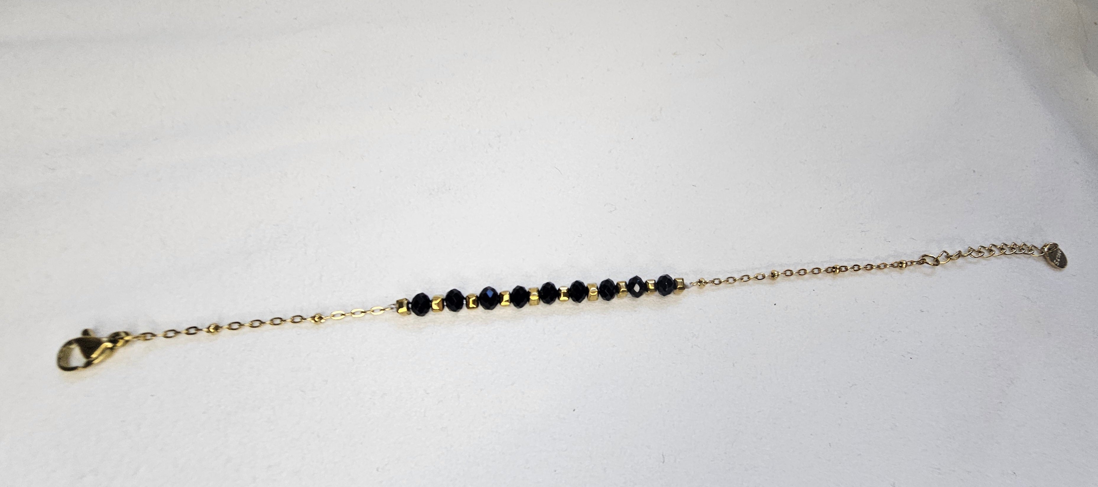 Bracelet Cristaux Noirs Facettés & Cubes Dorés