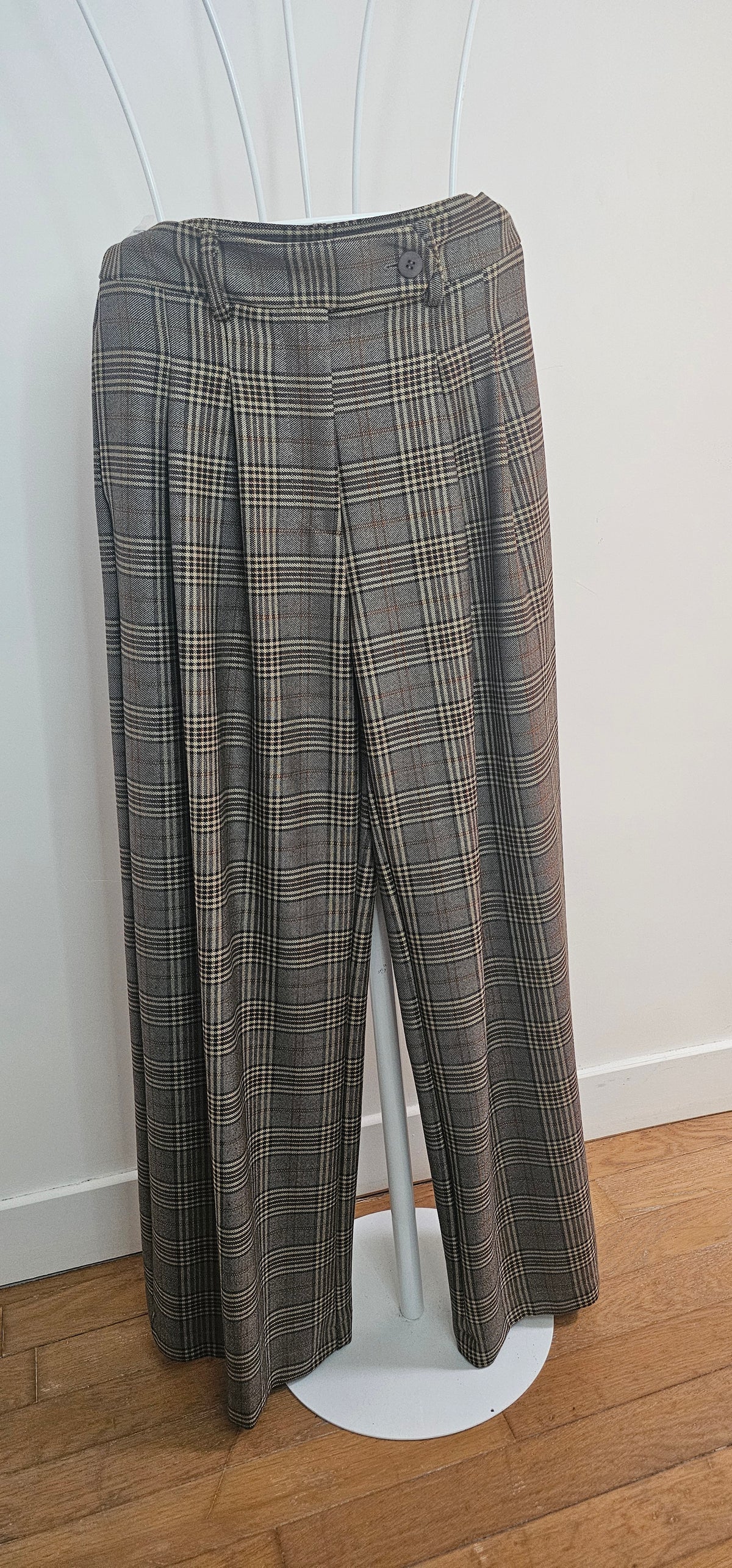 Pantalon large carreaux Prince de Galles gris coupe palazzo taille haute plis sur cintre