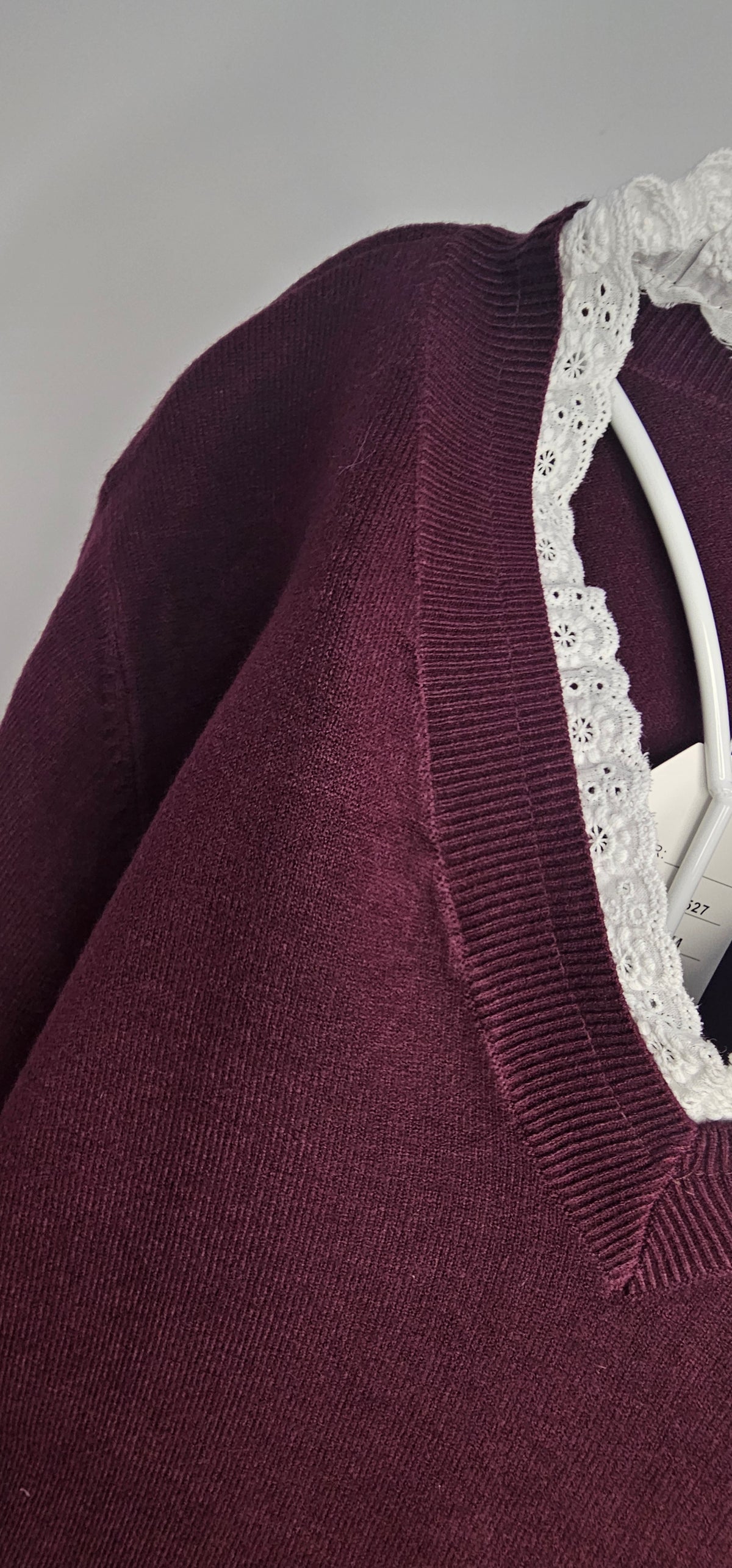 Pull Bordeaux Col V Broderie Anglaise