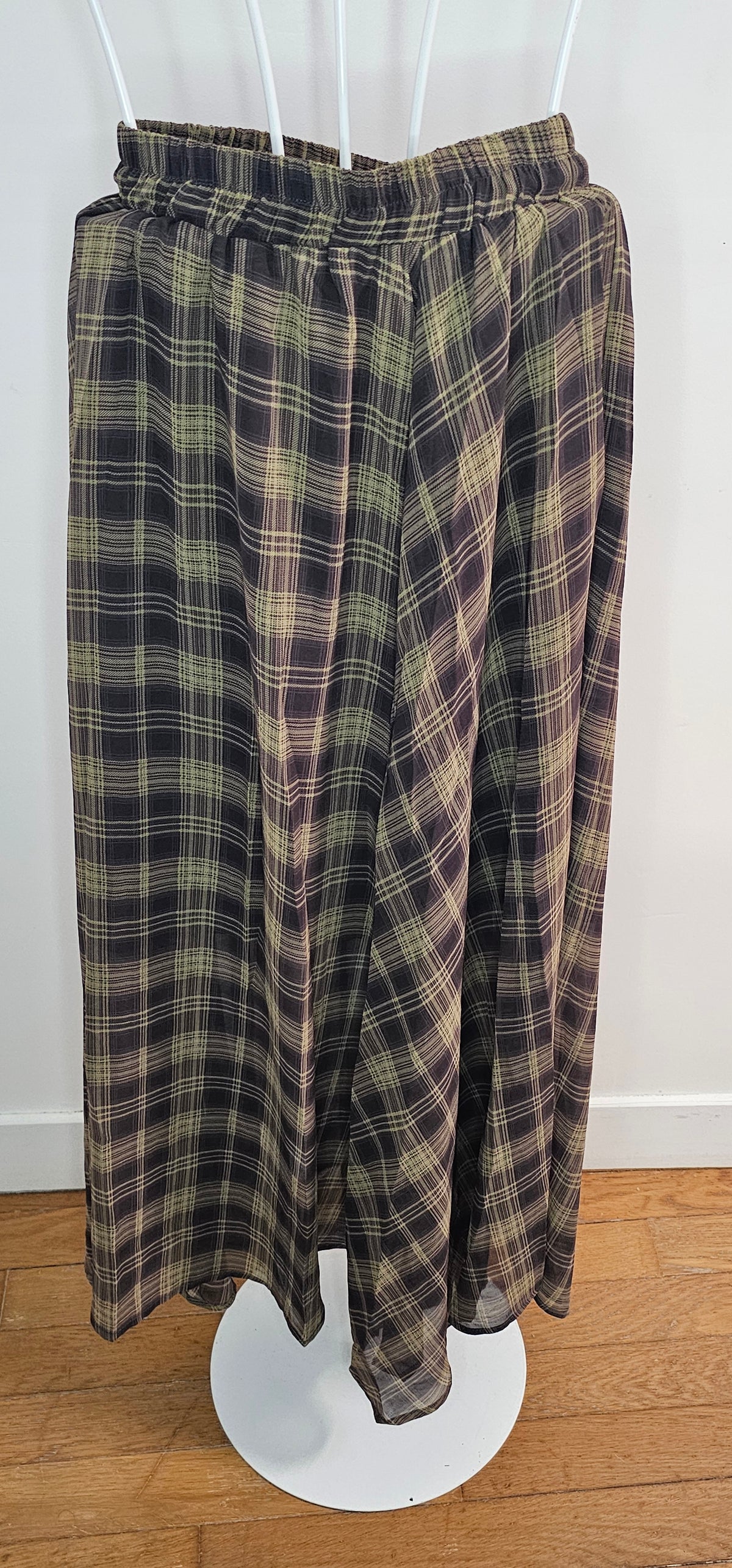 Jupe longue voile tartan kaki noir taille élastique froncée coupe évasée sur cintre