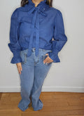 Blouse denim bleu roi col lavallière volants amovible manches bouffantes poignets élastiques portée avec jean bootcut