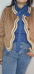 Veste universitaire daim camel bordures ondulées crème boutons dorés portée avec total look denim