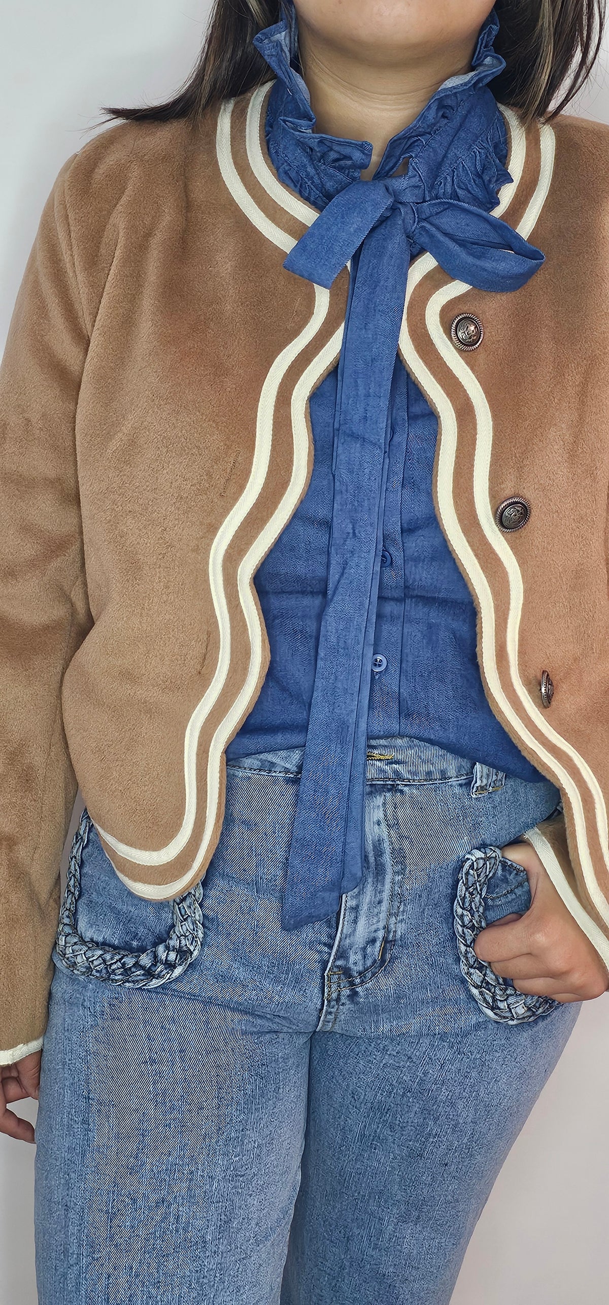 Veste universitaire daim camel bordures ondulées crème boutons dorés portée avec total look denim