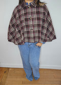 Cape poncho tartan bordeaux à carreaux boutons dorés col chemise portée avec jean large
