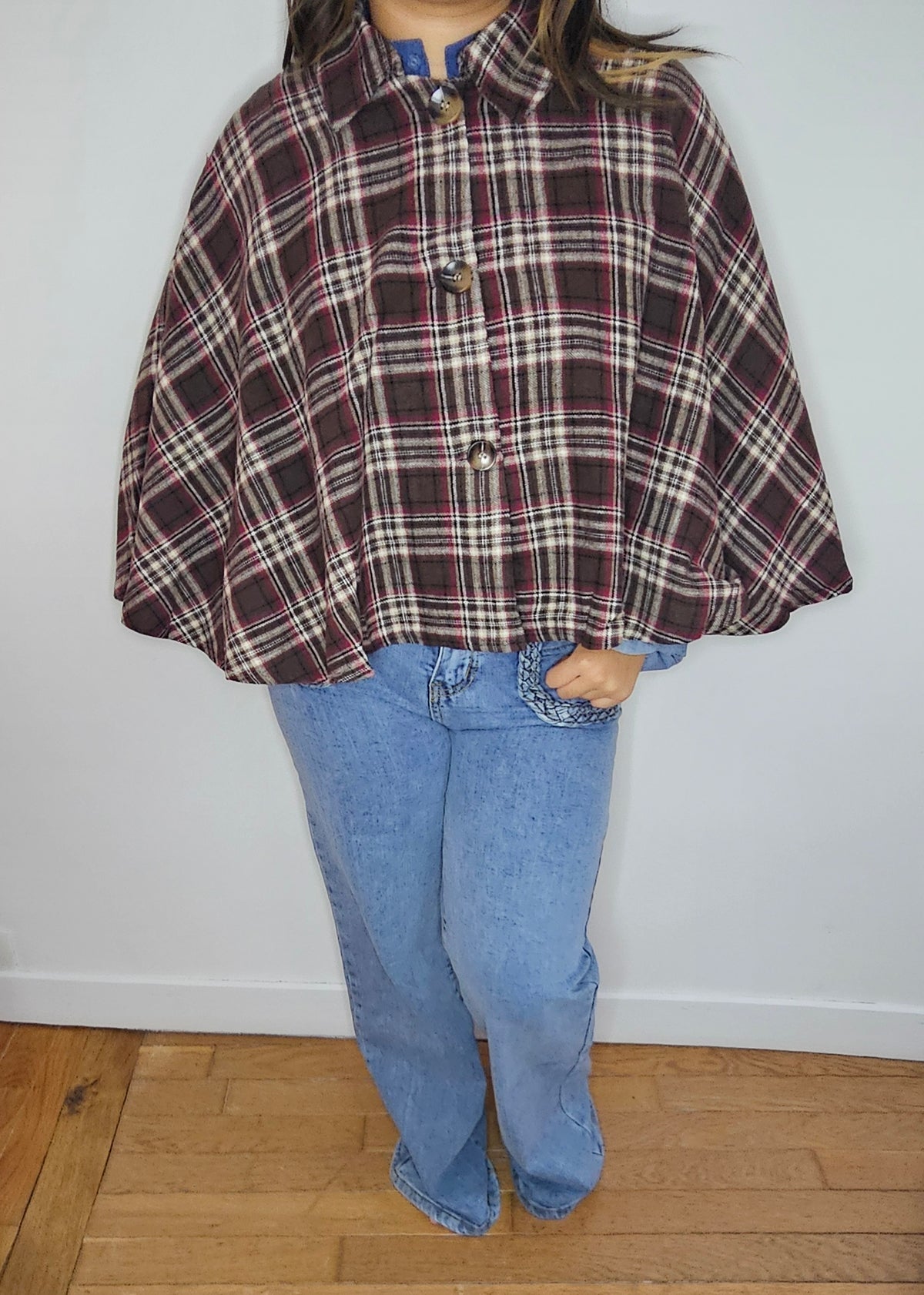 Cape poncho tartan bordeaux à carreaux boutons dorés col chemise portée avec jean large
