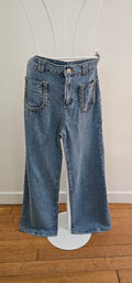 Jean bootcut bleu délavé taille mi-haute avec poches avant tressées en denim sur cintre