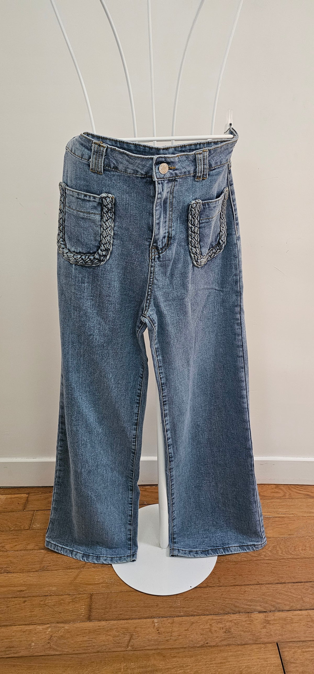 Jean bootcut bleu délavé taille mi-haute avec poches avant tressées en denim sur cintre
