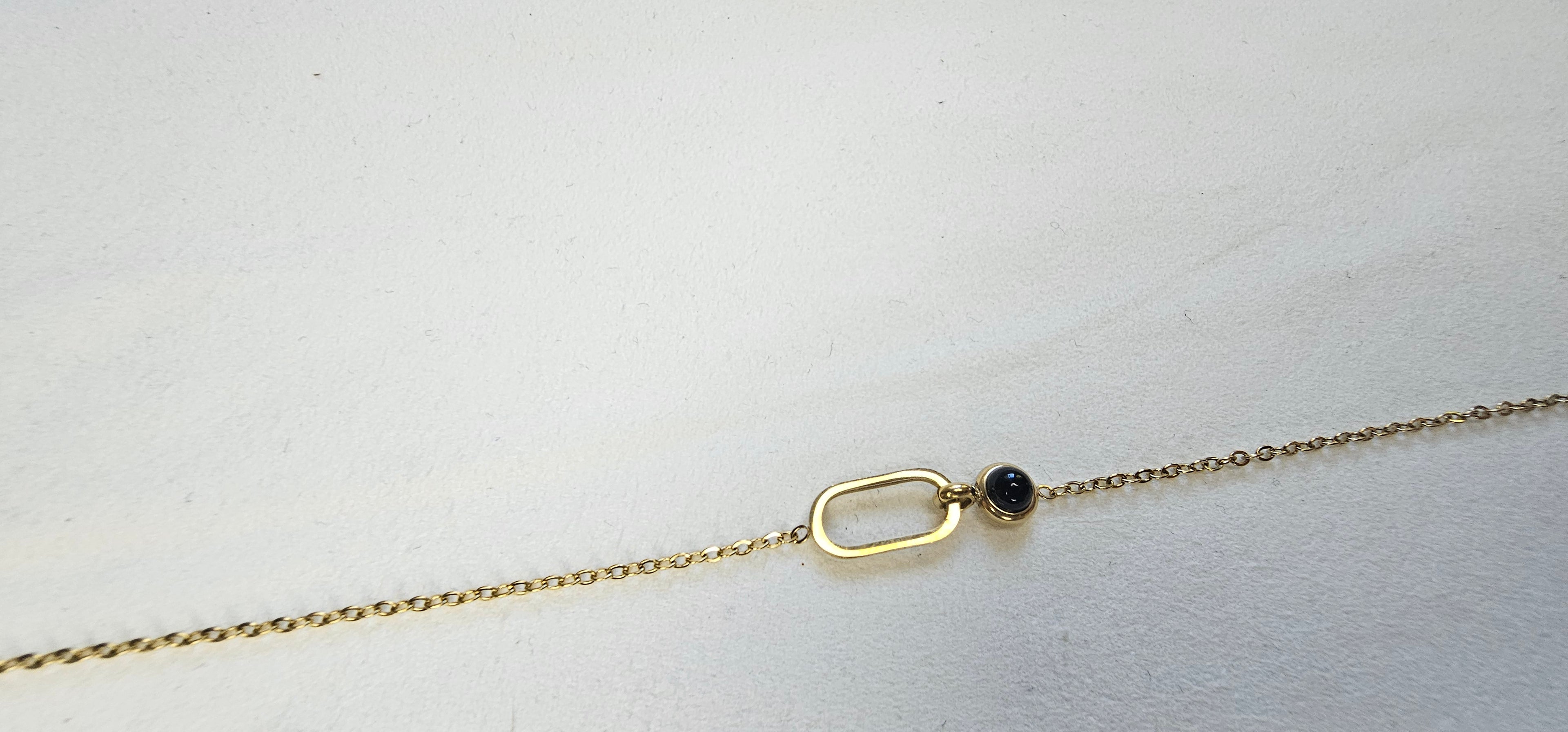 Bracelet Chaîne Dorée – Anneau Ovale & Cabochon Noir