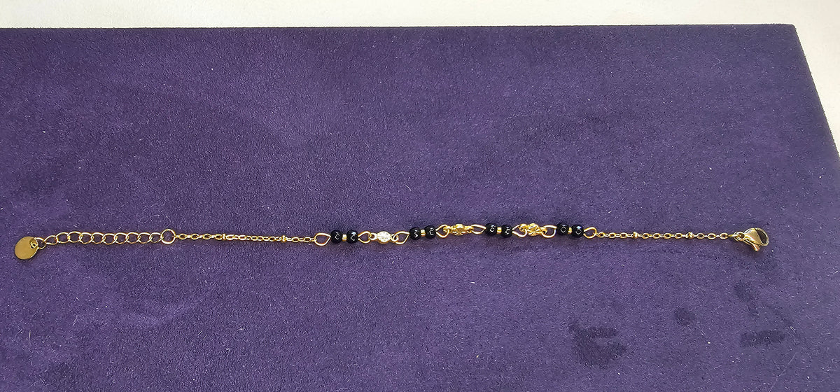 Bracelet Doré Perles Noires & Médaillon Fleur Ciselée –