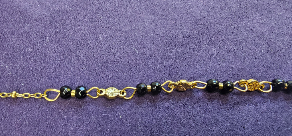 Bracelet Doré Perles Noires & Médaillon Fleur Ciselée –