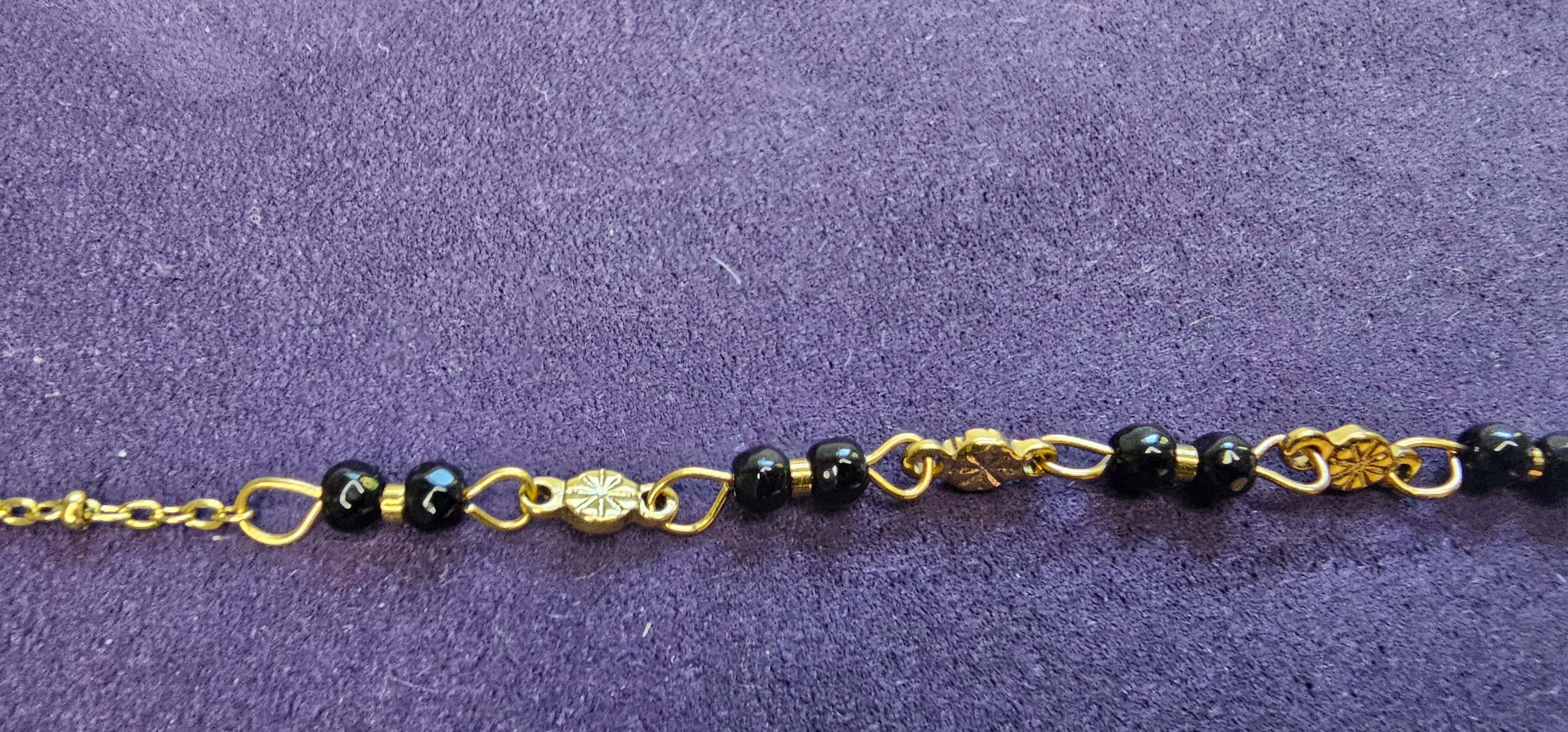Bracelet Doré Perles Noires & Médaillon Fleur Ciselée –