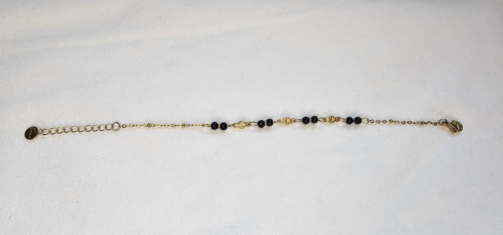 Bracelet Doré Perles Noires & Médaillon Fleur Ciselée –