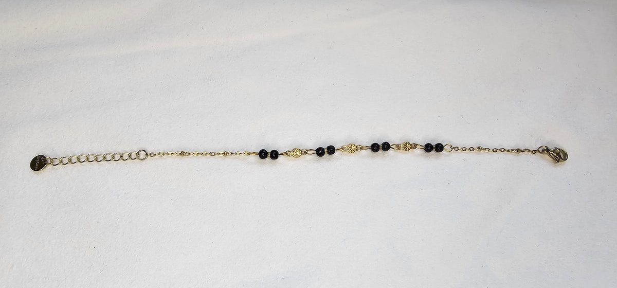 Bracelet Doré Perles Noires & Médaillon Fleur Ciselée –