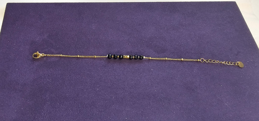 Bracelet Chaîne Dorée – Perles Noires Facettées & Bille Dorée Centrale