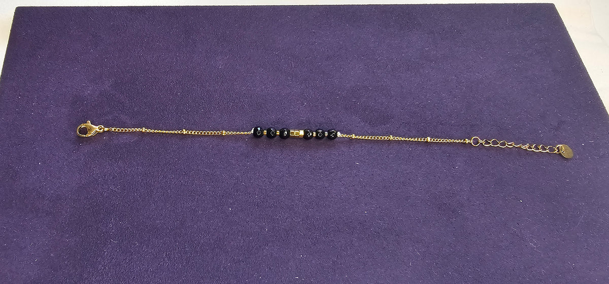 Bracelet Chaîne Dorée – Perles Noires Facettées & Bille Dorée Centrale