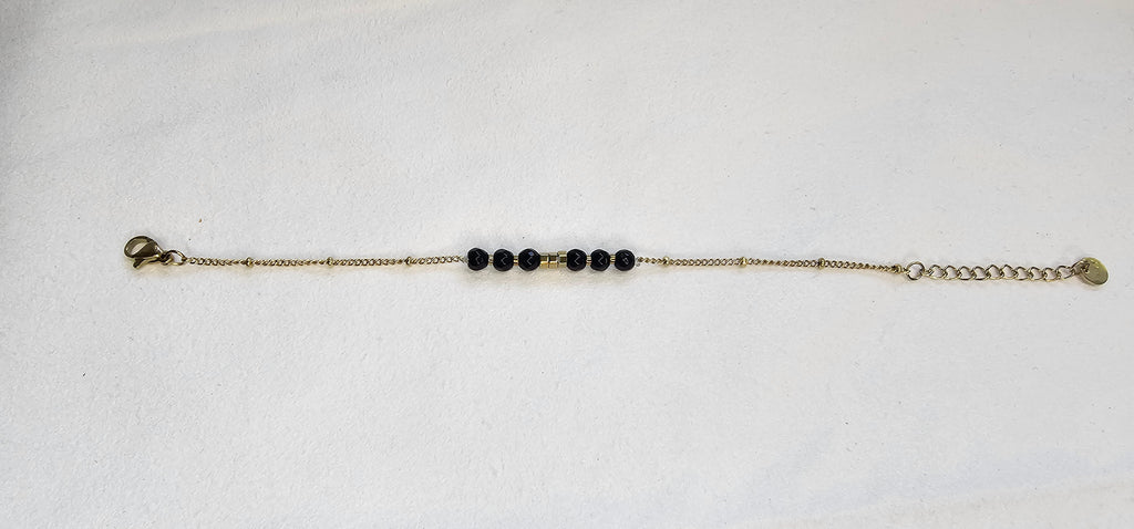 Bracelet Chaîne Dorée – Perles Noires Facettées & Bille Dorée Centrale